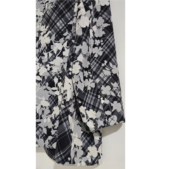 Denim 24/7 Black and White Floral Blazer. Size 24W - Picture 4 of 7